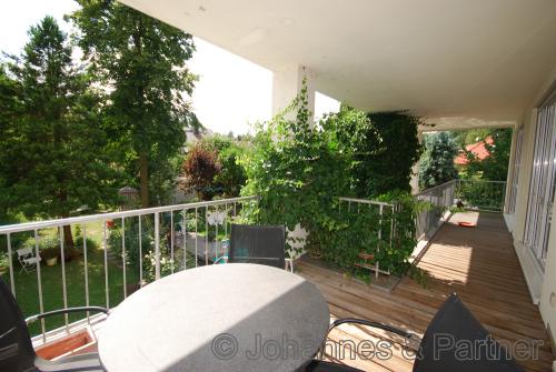 großer Balkon mit idyllischem Ausblick