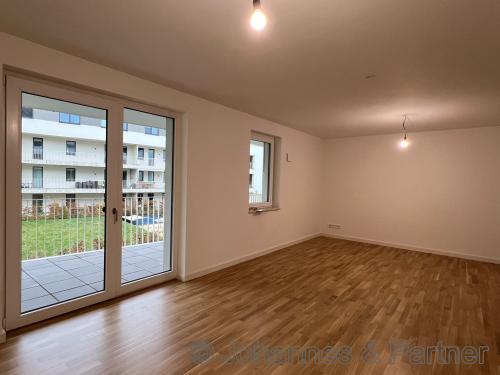 großes Wohnzimmer mit Ausgang zum Balkon