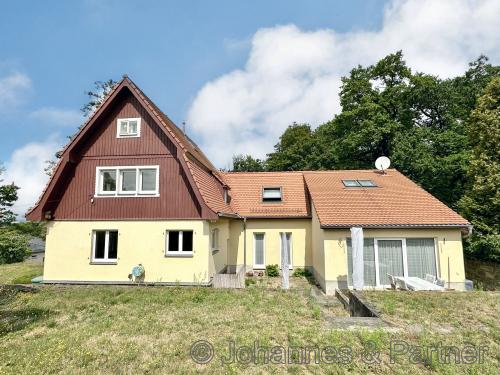 seitliche Hausansicht, Anwesen besteht aus einem Altbau und einem angebauten Neubau