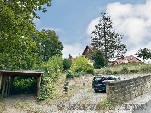 Grundstückseinfahrt mit Carport und mehreren zusätzlichen Stellplätzen