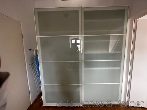 Kleiderschrank im kleinen Zimmer