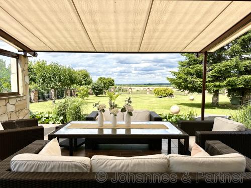 herrlicher Blick von der Terrasse in den Garten