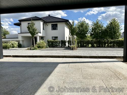 überdachte Terrasse am Wohnzimmer