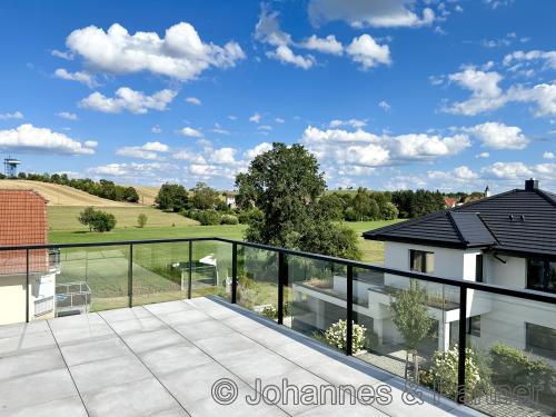 sehr großer Balkon mit herrlichem Blick