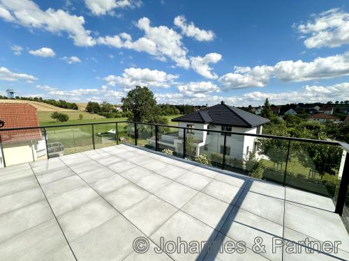 sehr großer Balkon mit herrlichem Blick