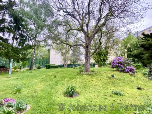 zur Wohnung gehört ein ca. 300 m² großer eigener Garten