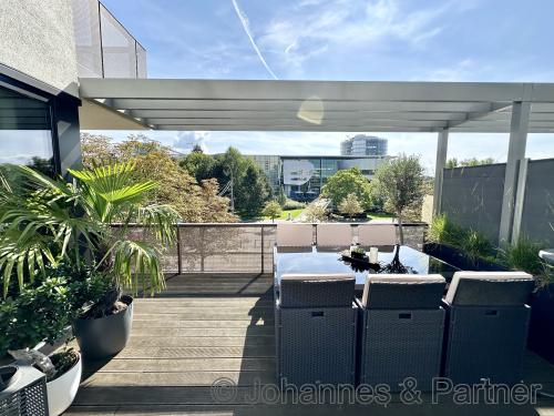 schöne Terrasse mit Blick auf die Gläserne Manufaktur & Großer Garten