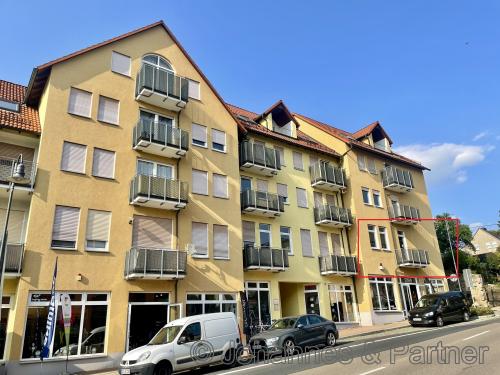 Hausansicht mit Balkon und MArkierung