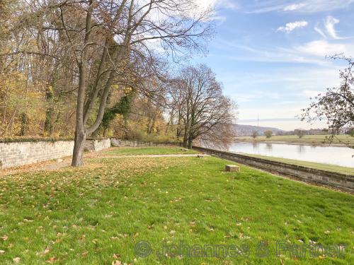 Gemeinschaftsgarten im Herbst mit herrlichem Blick zur Elbe