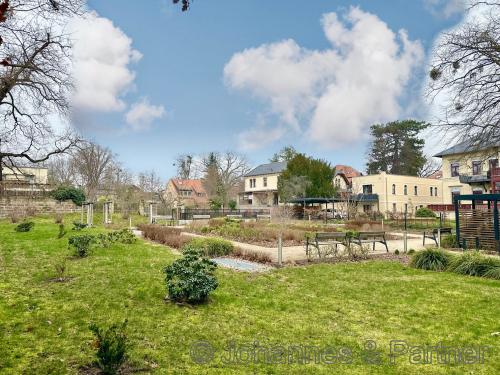 idyllische Parkanlage hinterm Haus zur Nutzung