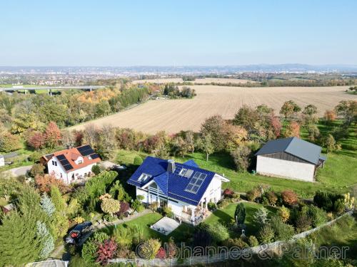 Hausansicht in ruhiger und grüner Alleinlage mit herrlichem Garten